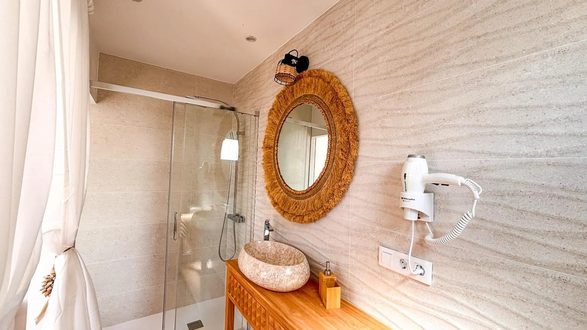 Chakra House Fuerteventura - Affordable Rooms In A Cozy Guesthouse Corralejo 0*,  Spagna