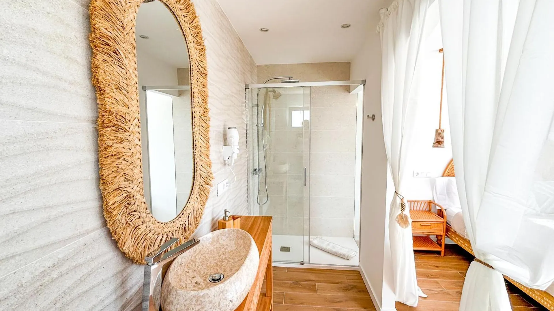 Chakra House Fuerteventura - Affordable Rooms In A Cozy Guesthouse Corralejo